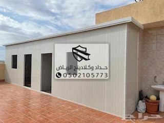 مقاول ساندوتش بانل يقوم بتركيب ألواح عازلة للمباني