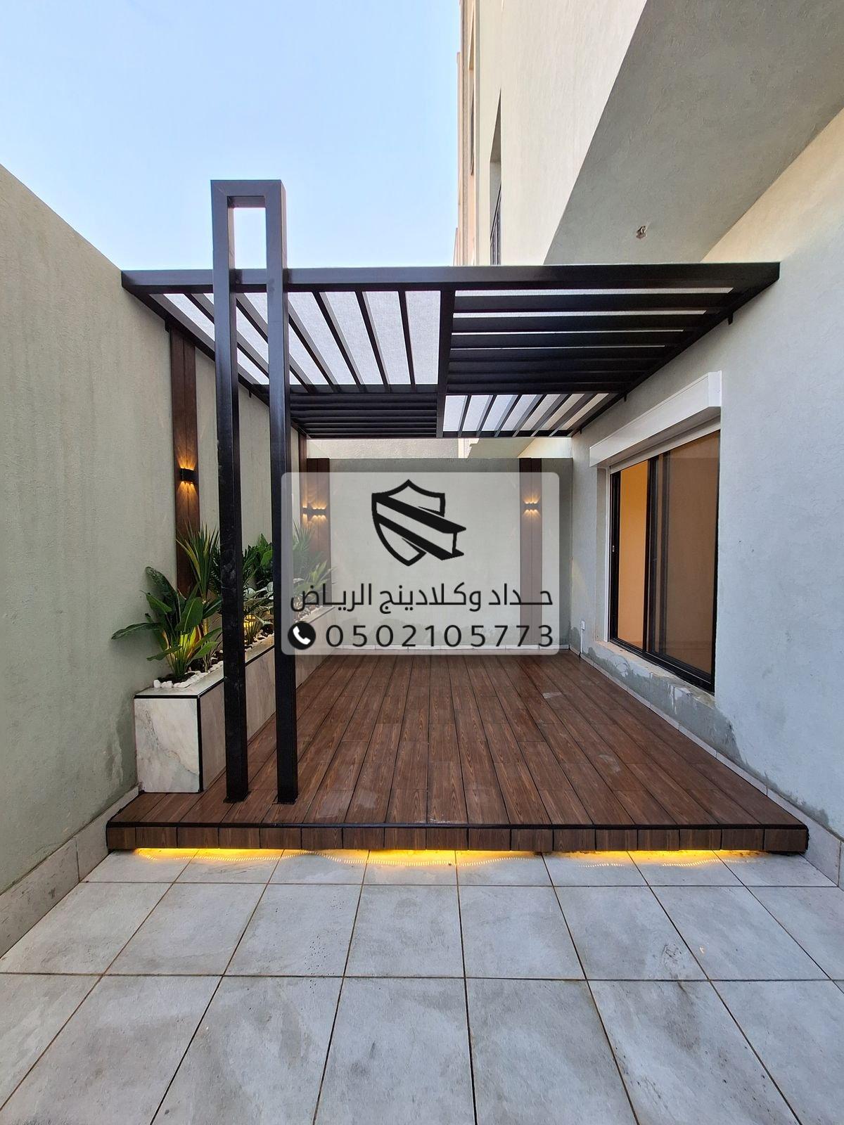 جلسة مظللة في حديقة منزلية