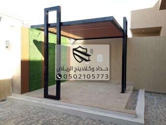 جلسة خارجية أسفل برجولة خشبية راقية