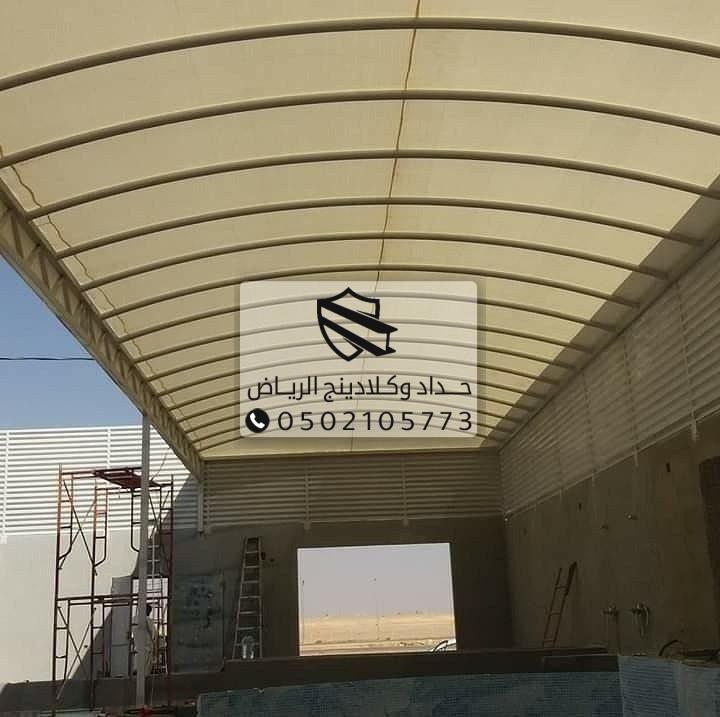 عملية تركيب مظلات احترافية بواسطة فنيين متخصصين