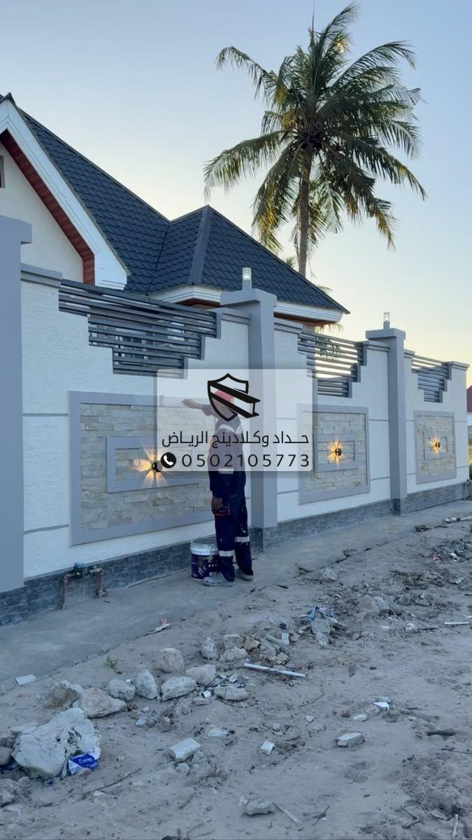 موقع بناء تشرف عليه شركة مقاولات سعودية