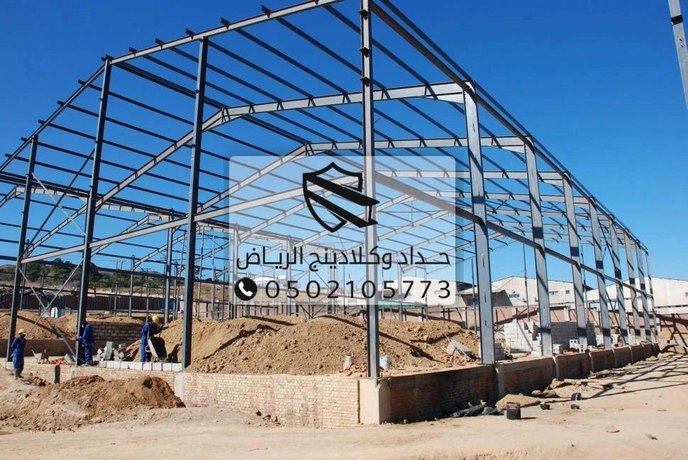 بناء هناجر ومستودعات الرياض الشرقية أثناء التنفيذ