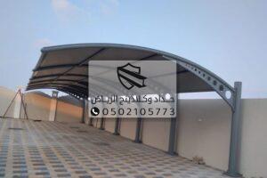 مظلة حديثة في حديقة منزلية في الرياض