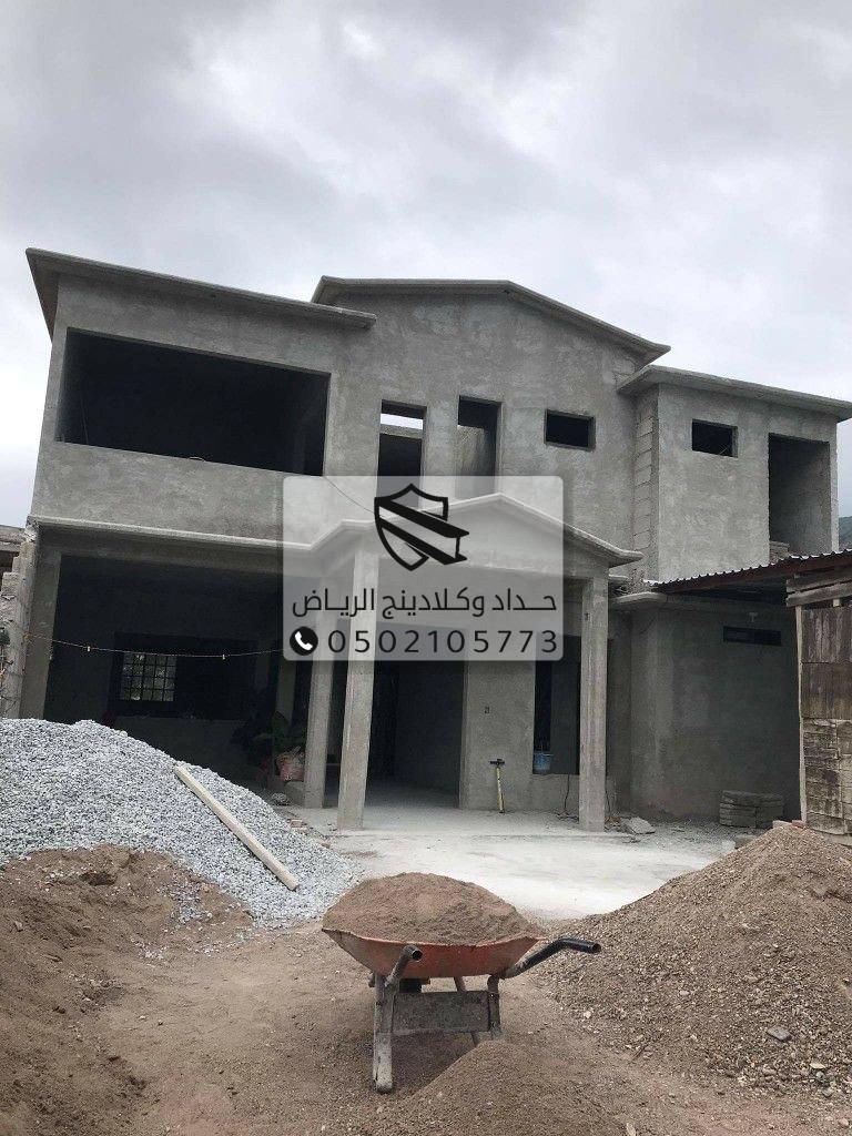 تركيب أسقف وجدران حديثة في مشروع بناء