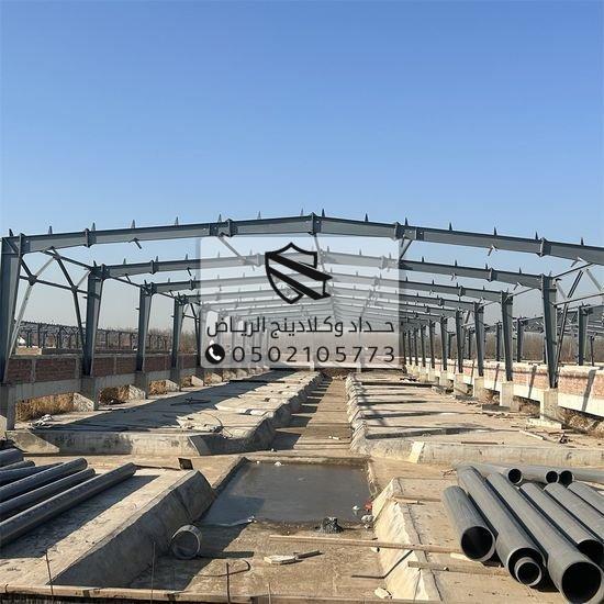 فريق عمل مقاول هناجر أثناء التركيب