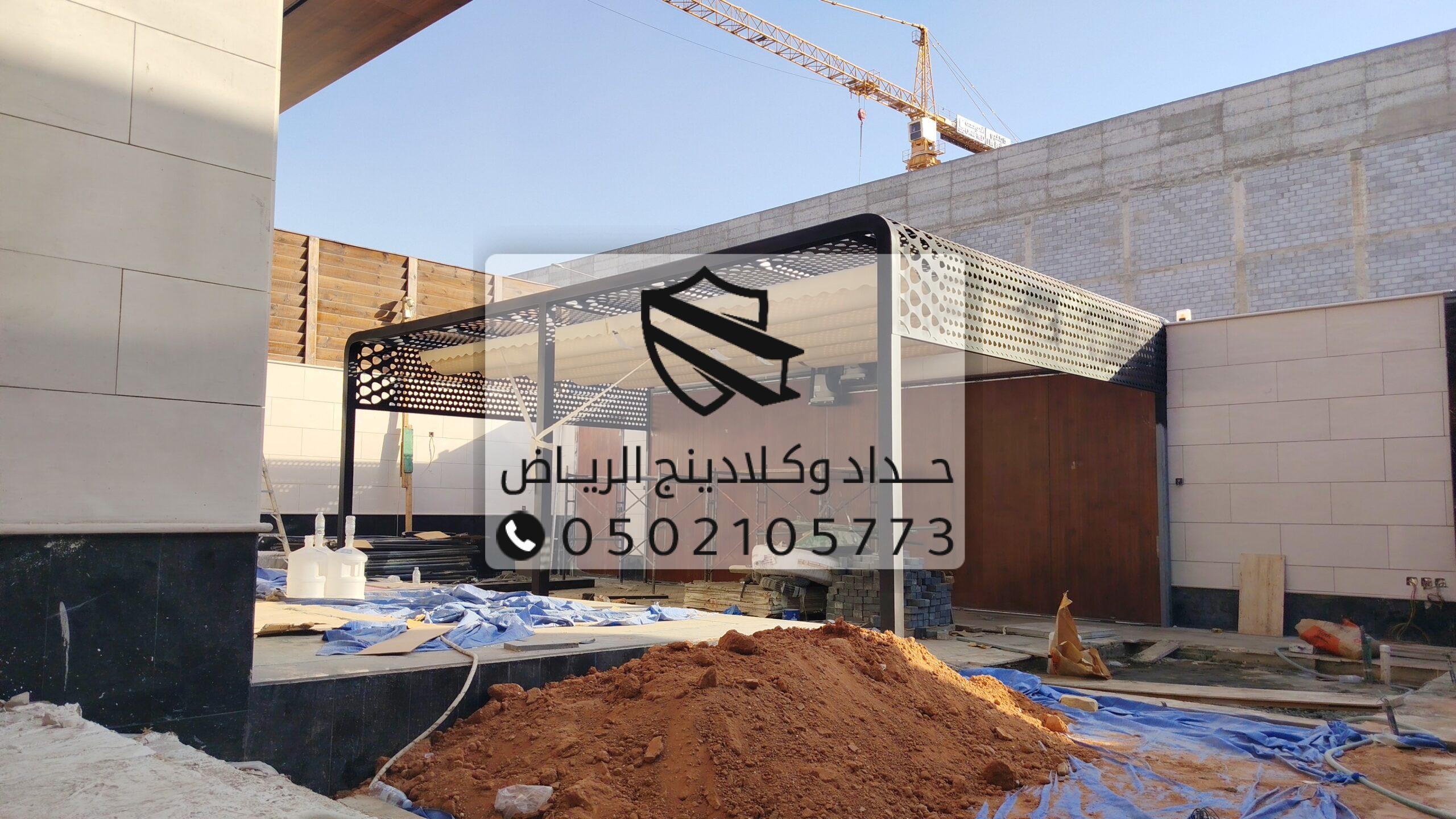 مميزات مظلات السحاب:تصميم عصري وأنيق. حماية من أشعة الشمس والأمطار.